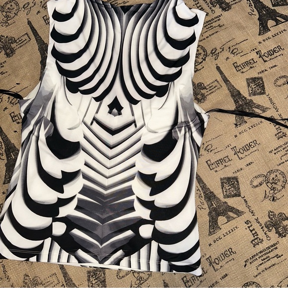 Bebe NWT! Abstract Black/White Print V-Neck Wrap Nude Metal Details Blouse - Picture 11 of 15